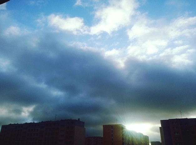 Vista de ângulo baixo do edifício contra o céu nublado