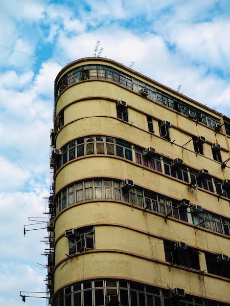 Foto vista de ângulo baixo do edifício contra o céu