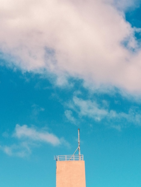 Foto vista de ângulo baixo do edifício contra o céu