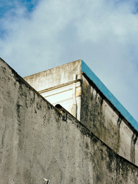 Foto vista de ângulo baixo do edifício contra o céu