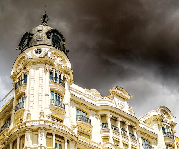 Foto vista de ângulo baixo do edifício contra o céu