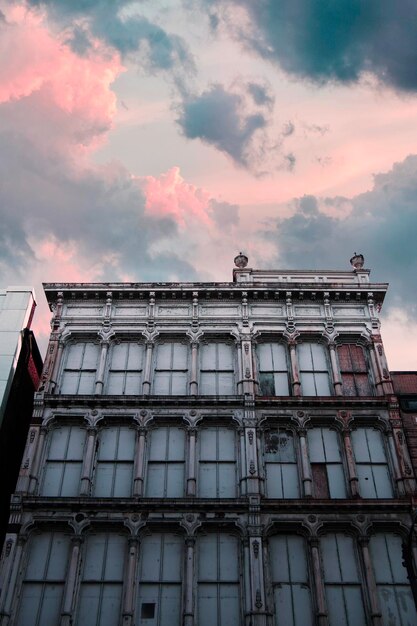 Foto vista de ângulo baixo do edifício contra o céu