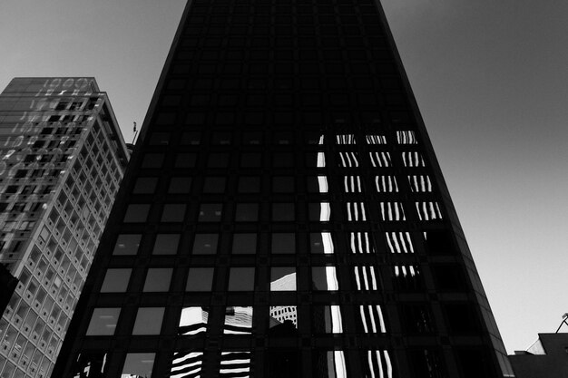 Foto vista de ângulo baixo do edifício contra o céu