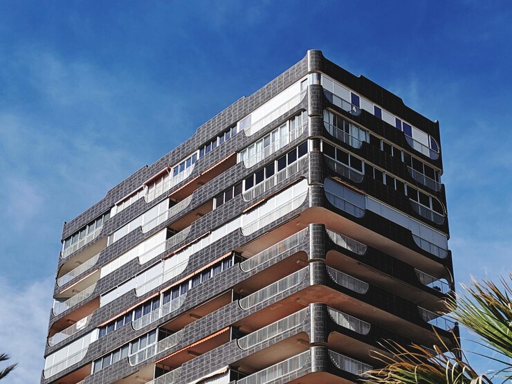 Foto vista de ângulo baixo do edifício contra o céu