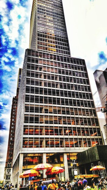 Foto vista de ângulo baixo do edifício contra o céu