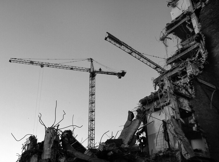 Foto vista de ângulo baixo do edifício demolido