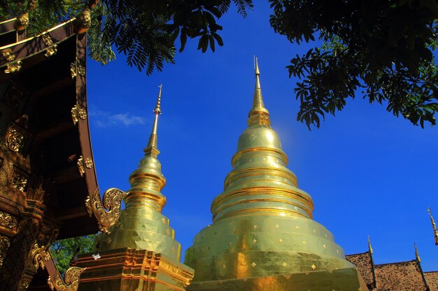 Foto vista de ângulo baixo do edifício do templo contra o céu azul