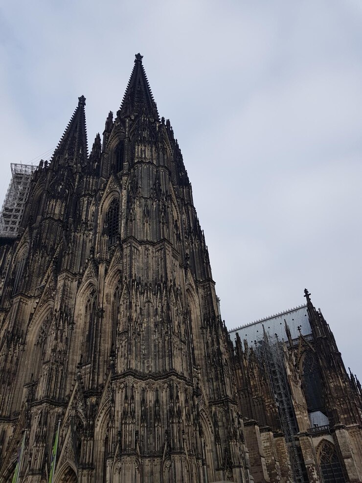Foto vista de ângulo baixo do edifício do templo contra o céu