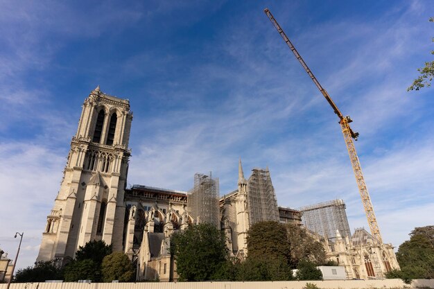 Foto vista de ângulo baixo do edifício do templo contra o céu