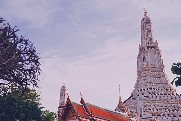 Foto vista de ângulo baixo do edifício do templo contra o céu