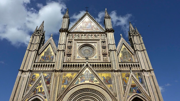 Foto vista de ângulo baixo do edifício do templo contra o céu