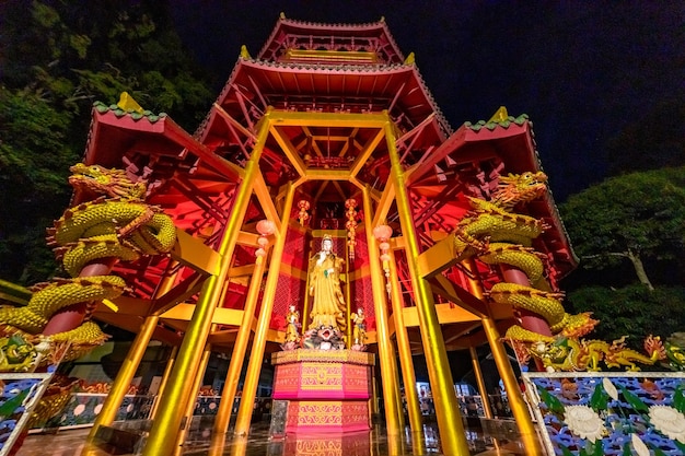 Vista de ângulo baixo do edifício do templo iluminado à noite