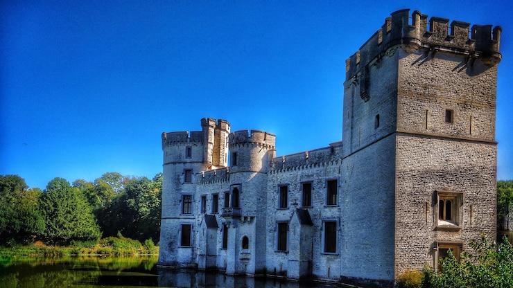 Foto vista de ângulo baixo do edifício histórico contra o céu azul