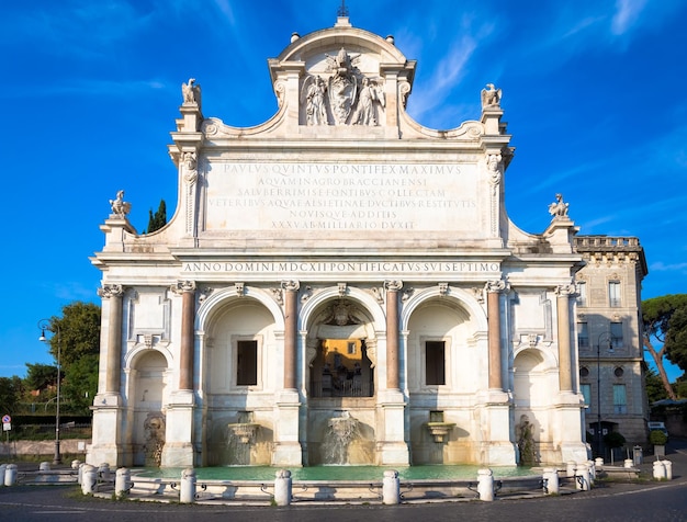 Vista de ângulo baixo do edifício histórico contra o céu azul