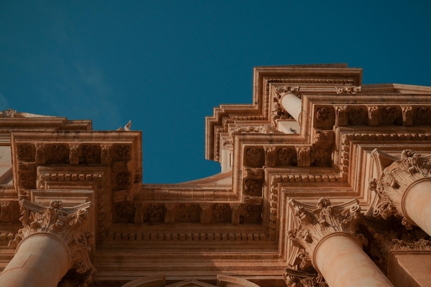Vista de ângulo baixo do edifício histórico contra o céu claro
