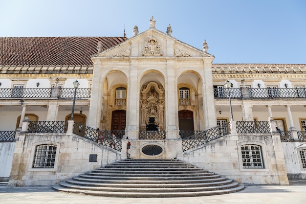 Vista de ângulo baixo do edifício histórico contra o céu claro