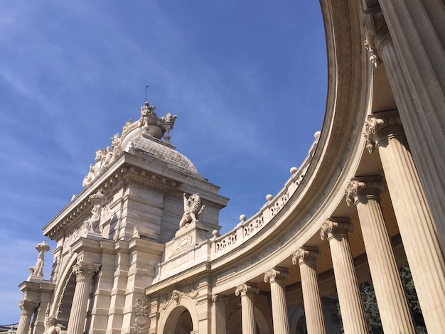 Vista de ângulo baixo do edifício histórico contra o céu durante um dia ensolarado