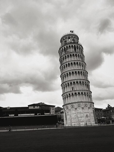 Foto vista de ângulo baixo do edifício histórico contra o céu nublado