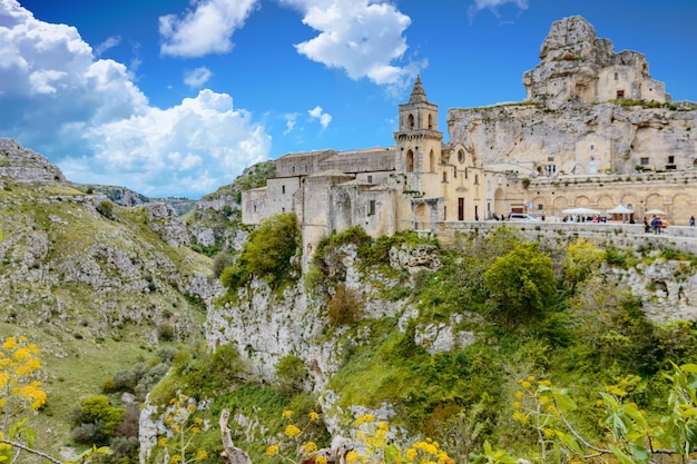 Vista de ângulo baixo do edifício histórico contra o céu nublado