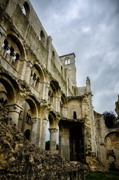 Foto vista de ângulo baixo do edifício histórico contra o céu nublado