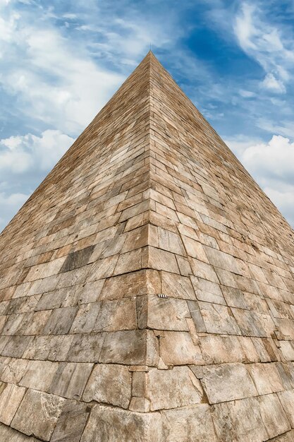 Foto vista de ângulo baixo do edifício histórico contra o céu nublado