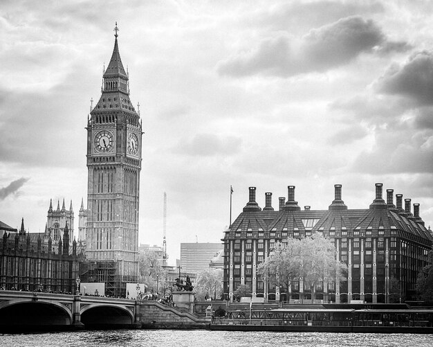 Foto vista de ângulo baixo do edifício histórico contra o céu nublado