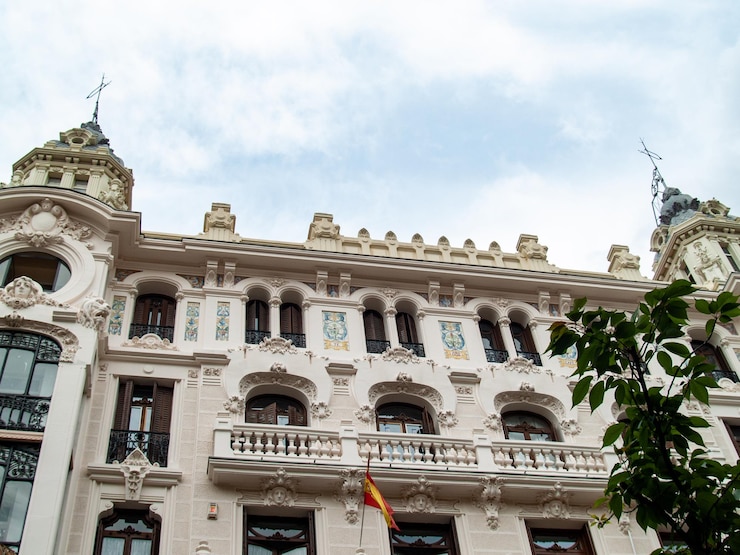 Foto vista de ângulo baixo do edifício histórico contra o céu