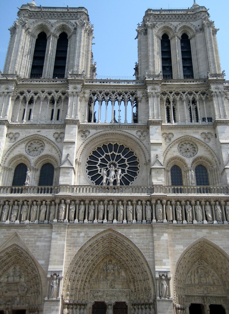 Foto vista de ângulo baixo do edifício histórico de notre dame em paris, frança
