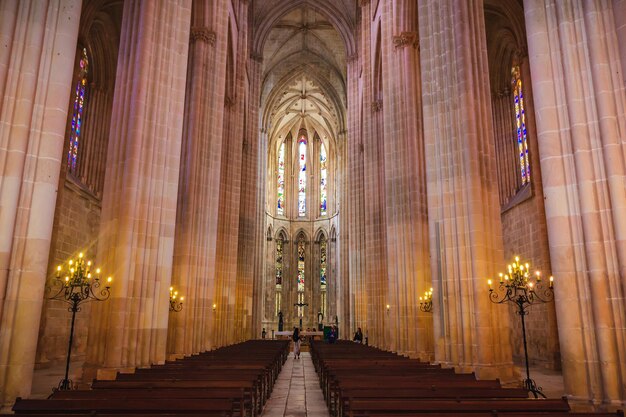 Foto vista de ângulo baixo do edifício histórico iluminado no templo