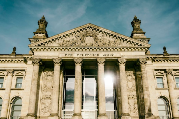 Foto vista de ângulo baixo do edifício histórico