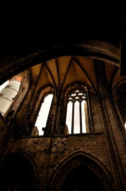 Foto vista de ângulo baixo do edifício histórico