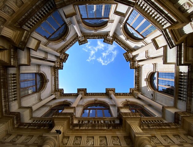 Foto vista de ângulo baixo do edifício histórico