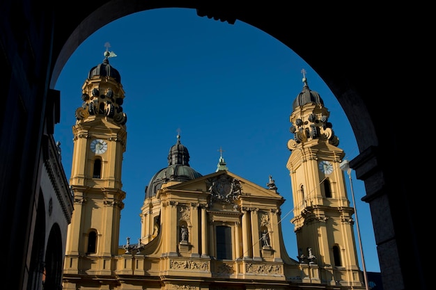 Vista de ângulo baixo do edifício histórico