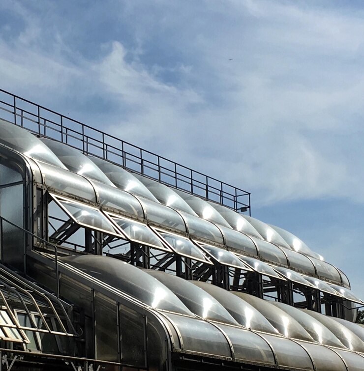 Foto vista de ângulo baixo do edifício moderno contra o céu