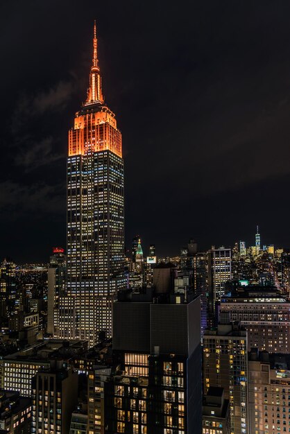 Vista de ângulo baixo do Empire State Building iluminado contra o céu à noite