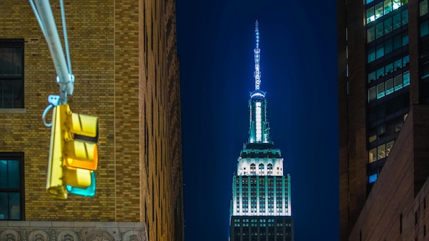 Vista de ângulo baixo do Empire State Building iluminado contra o céu