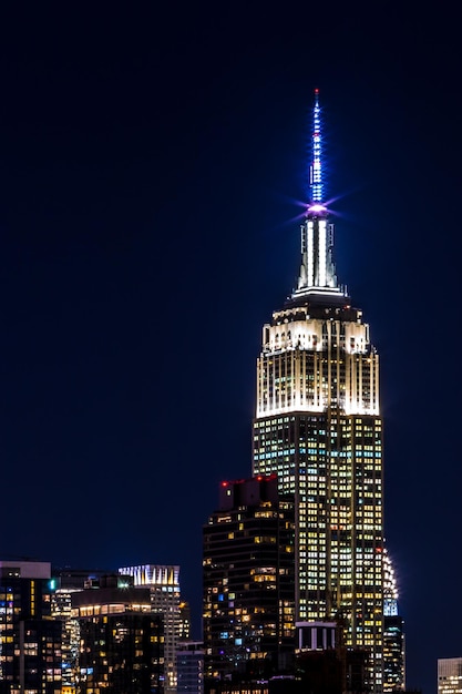 Vista de ângulo baixo do Empire State Building iluminado na cidade à noite