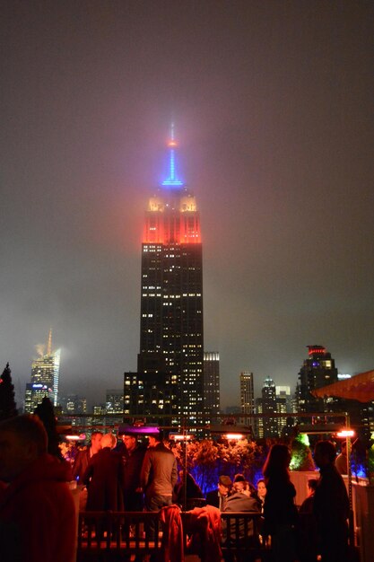Vista de ângulo baixo do Empire State Building iluminado na cidade à noite