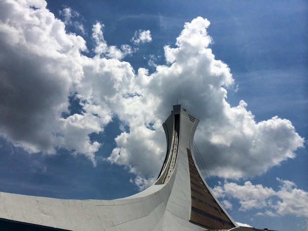 Vista de ângulo baixo do estádio olímpico de Montreal