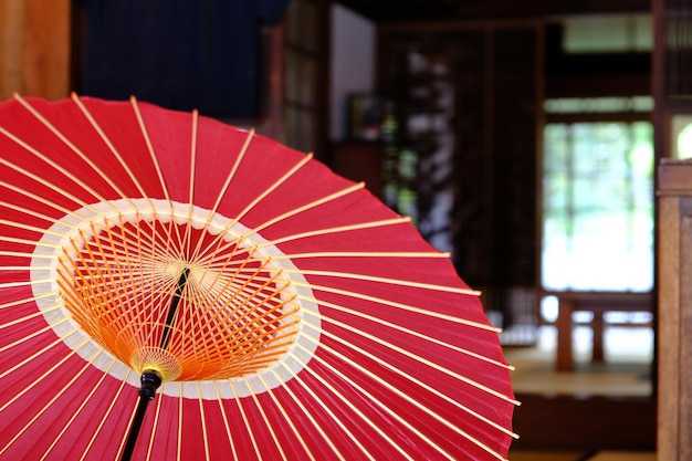 Foto vista de ângulo baixo do guarda-chuva japonês vermelho