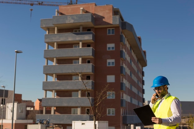 Foto vista de ângulo baixo do local de construção contra edifícios na cidade