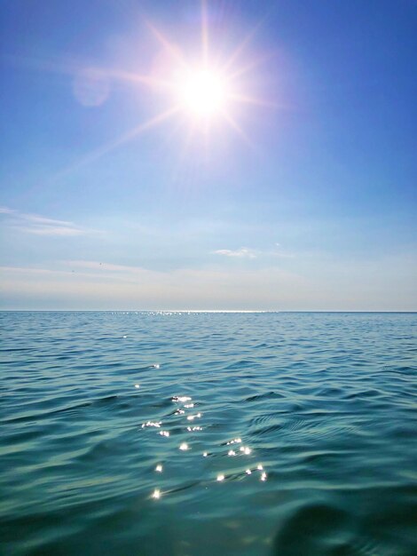 Foto vista de ângulo baixo do mar em um dia ensolarado em eastbourne