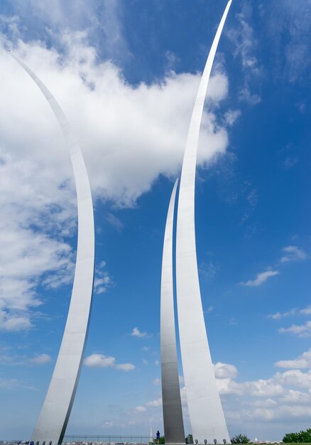 Foto vista de ângulo baixo do memorial da força aérea contra o céu azul