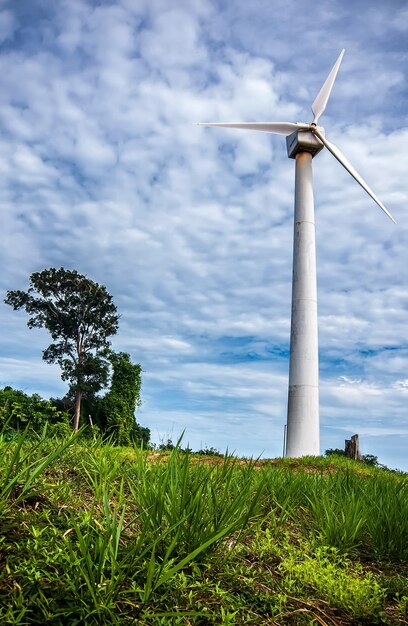 Foto vista de ângulo baixo do moinho de vento no campo contra o céu