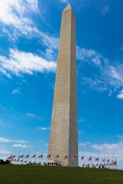 Vista de ângulo baixo do Monumento a Washington contra o céu azul na cidade