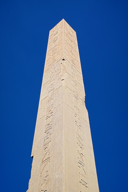 Foto vista de ângulo baixo do monumento contra o céu azul
