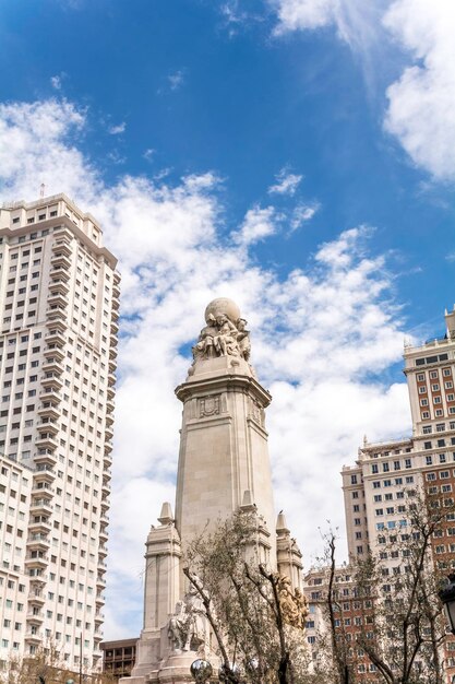 Foto vista de ângulo baixo do monumento contra o céu nublado