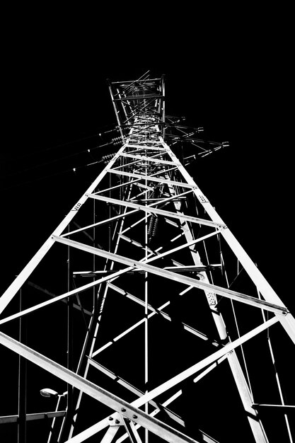 Foto vista de ângulo baixo do pilar de eletricidade contra o céu à noite