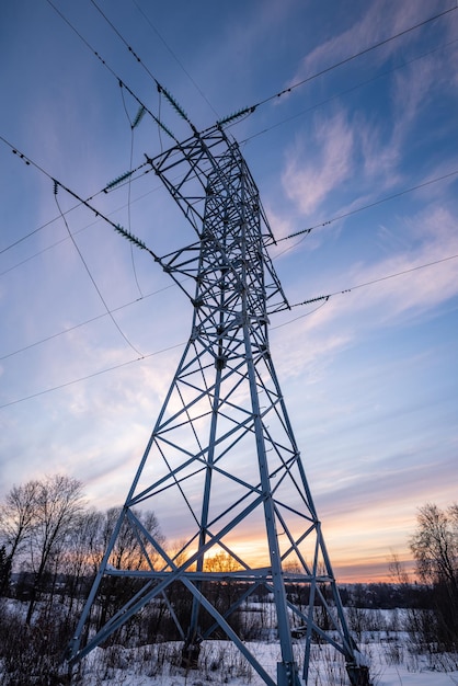 Foto vista de ângulo baixo do pilar de eletricidade contra o céu durante o pôr do sol