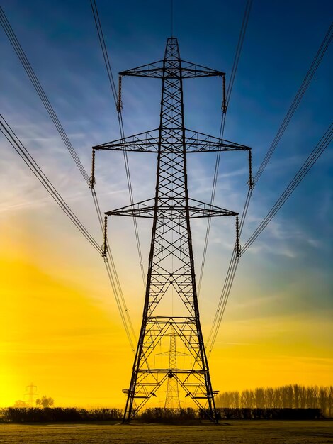 Foto vista de ângulo baixo do pilar de eletricidade contra o céu durante o pôr do sol